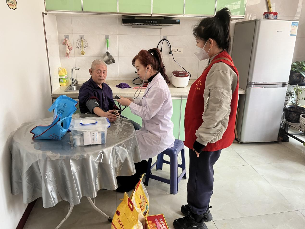 中心街道红卫社区联合社区卫生服务中心开展健康义诊活动